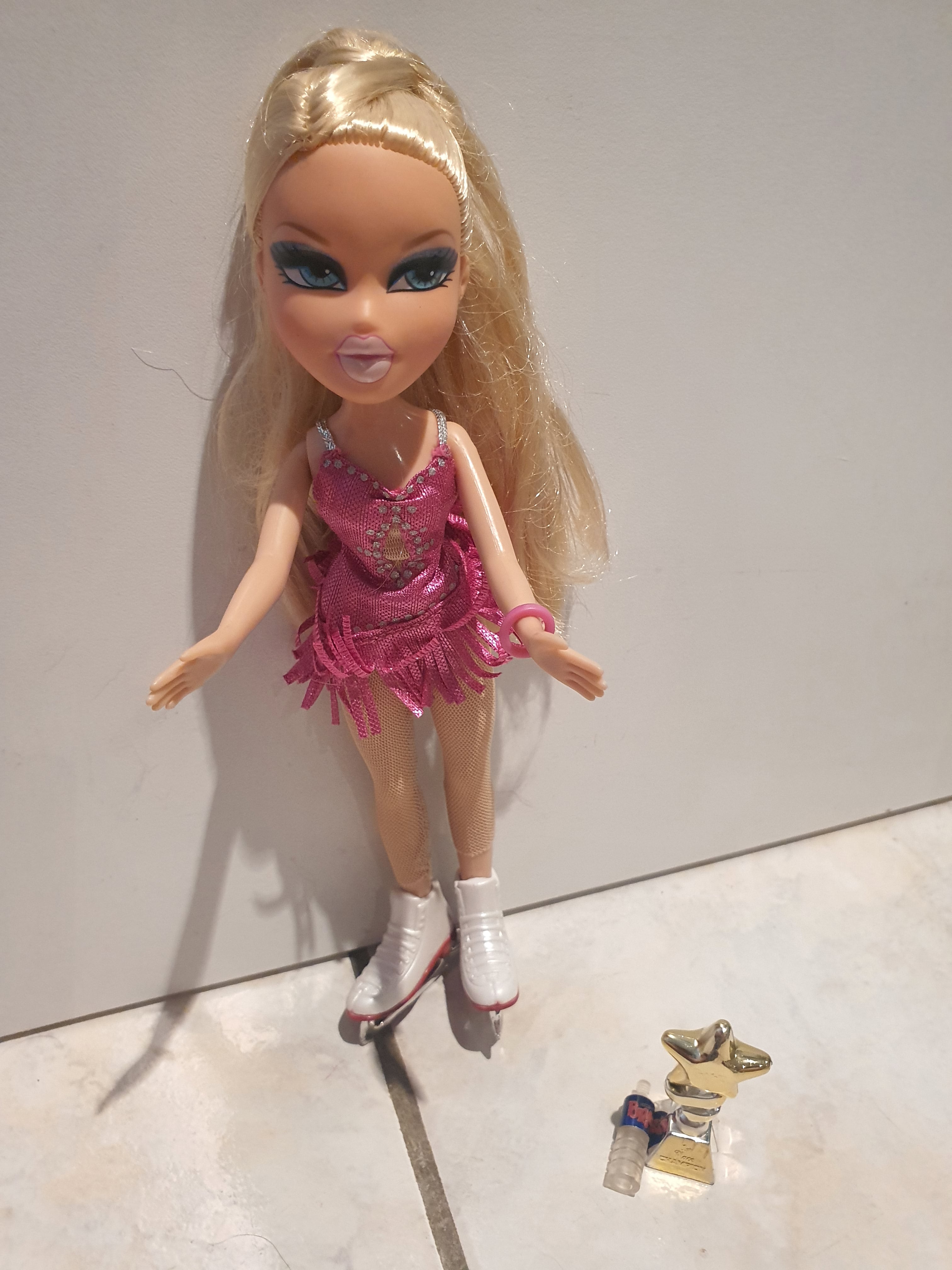 Bratz Play Sportz Ice Skating Cloe – Poupée avec tenue et accessoires