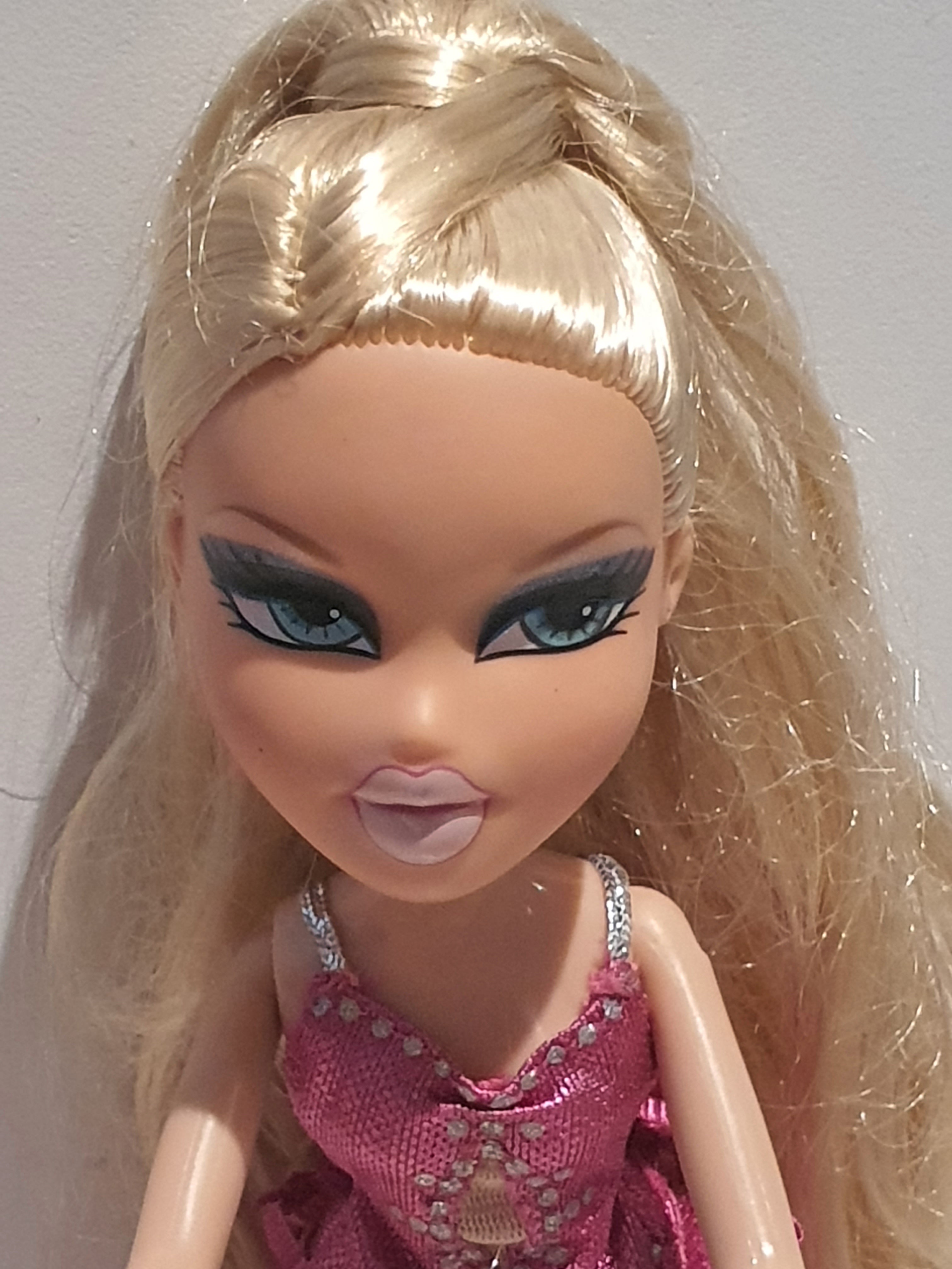 Bratz Play Sportz Ice Skating Cloe – Poupée avec tenue et accessoires