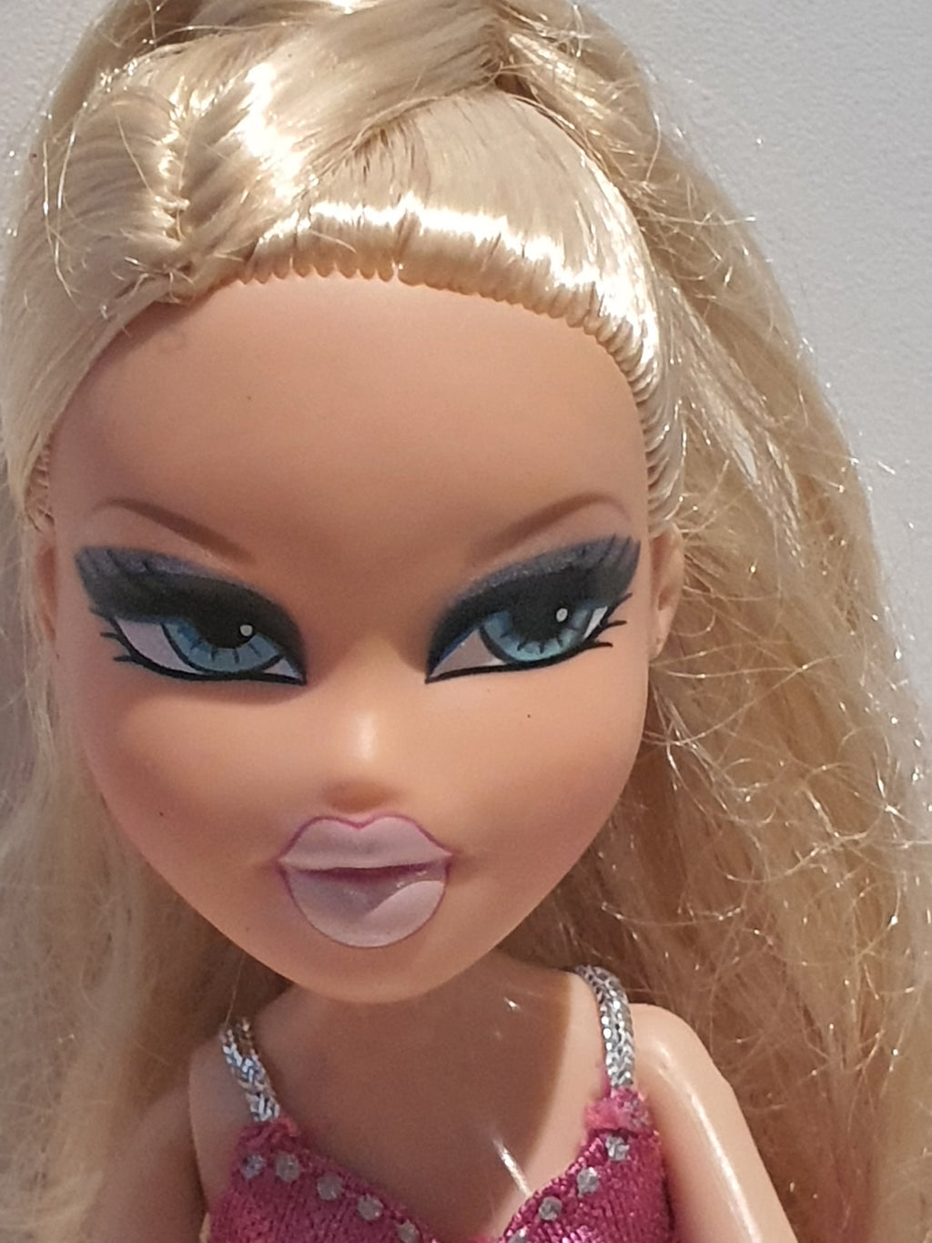 Bratz Play Sportz Ice Skating Cloe – Poupée avec tenue et accessoires
