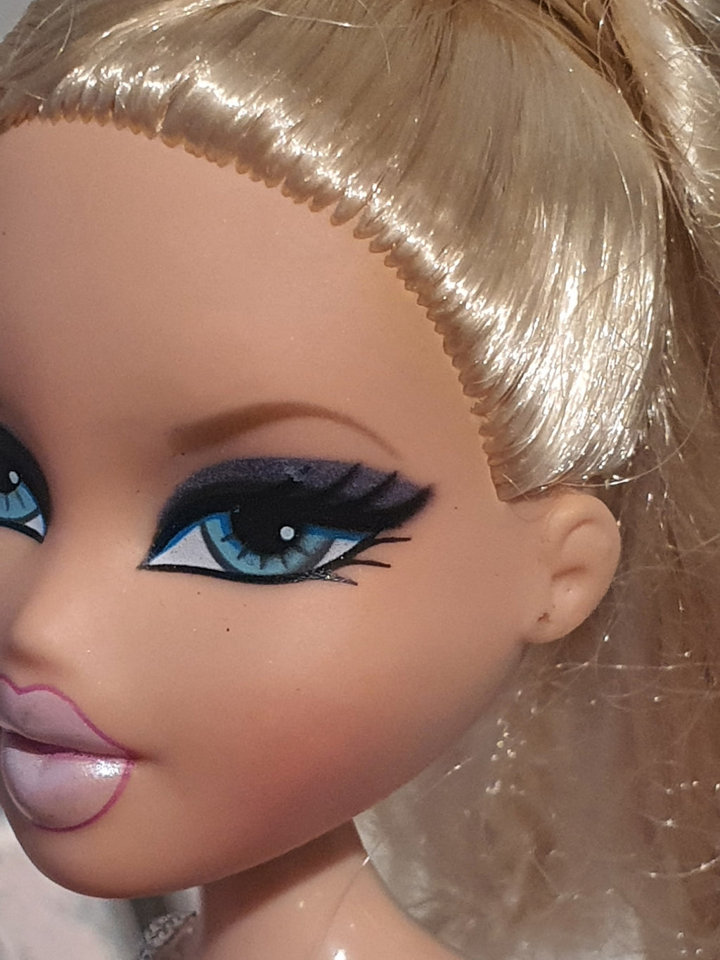 Bratz Play Sportz Ice Skating Cloe – Poupée avec tenue et accessoires