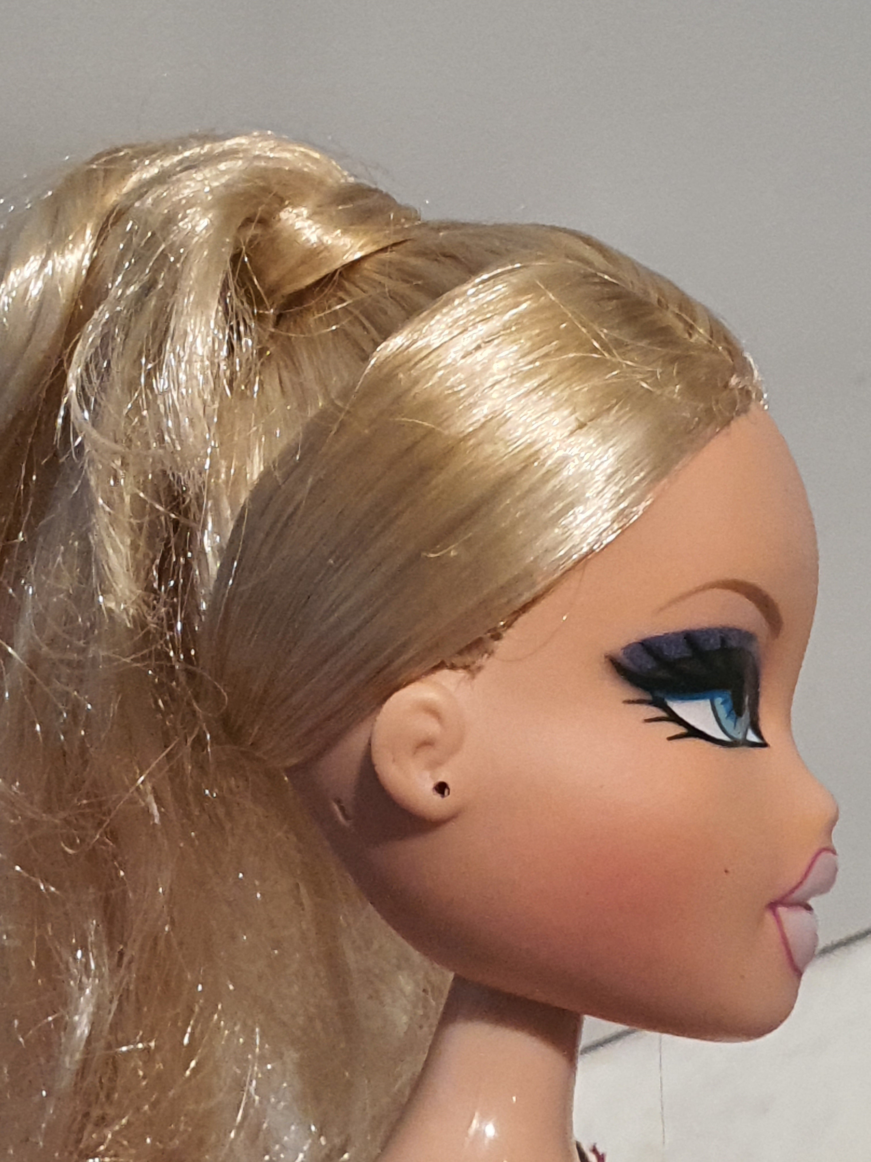 Bratz Play Sportz Ice Skating Cloe – Poupée avec tenue et accessoires