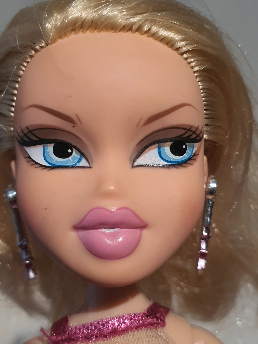 Bratz Fashion Show Evening Wear Cloe – Poupée avec tenue et accessoires
