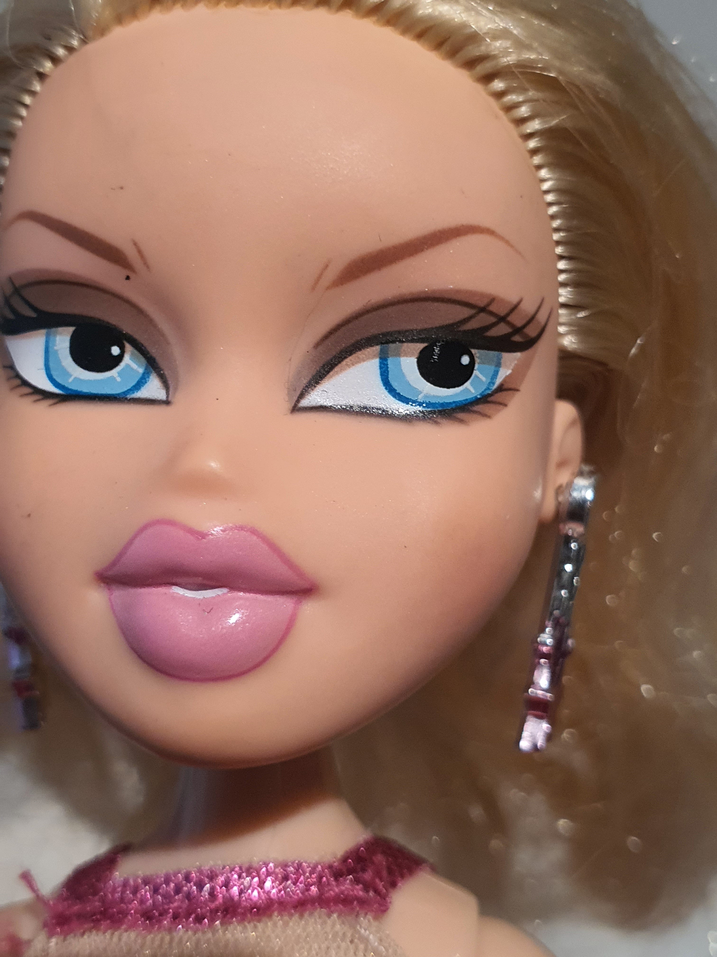 Bratz Fashion Show Evening Wear Cloe – Poupée avec tenue et accessoires
