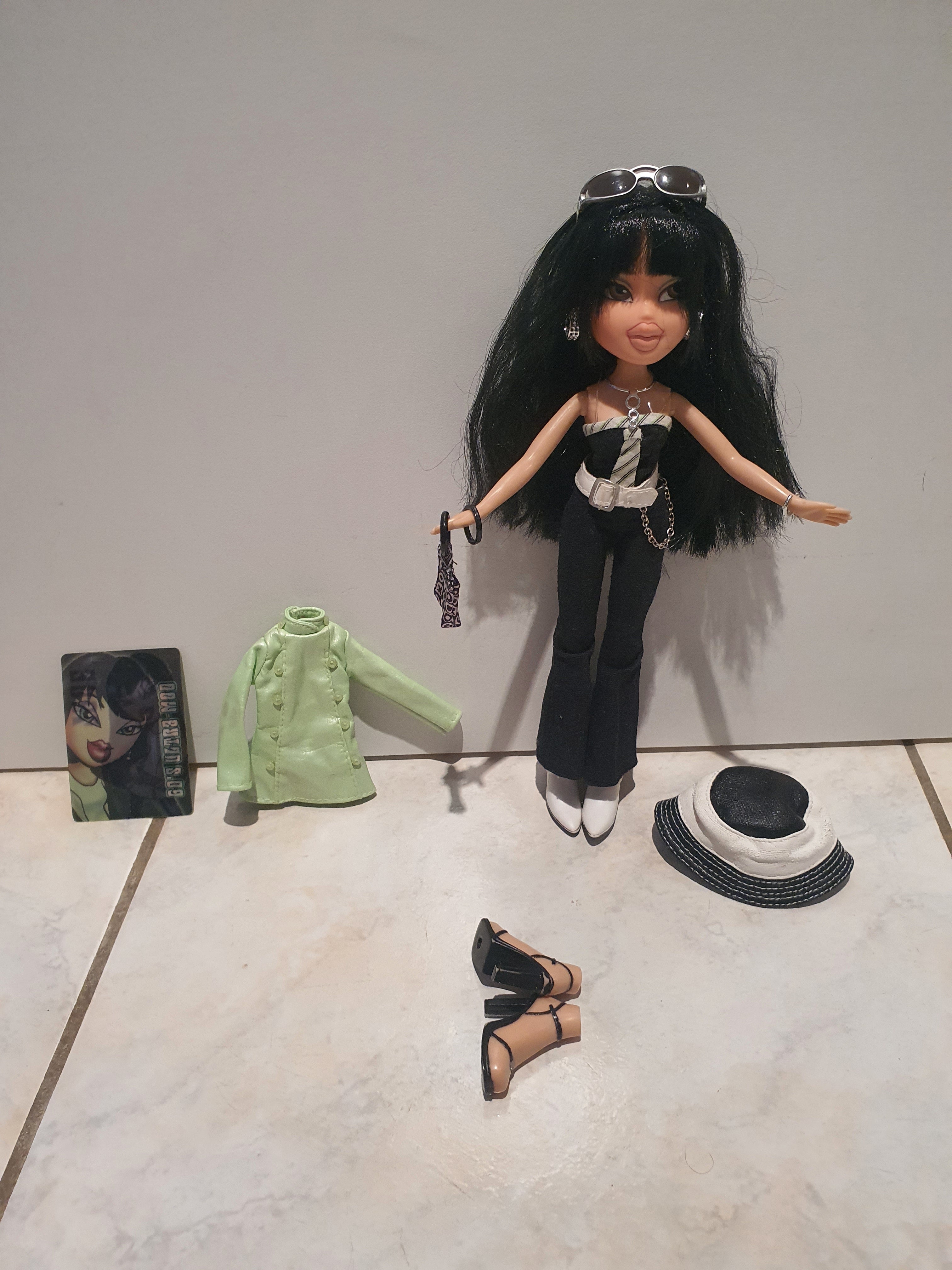Bratz Flashback Fever Jade – Poupée avec tenue et accessoires