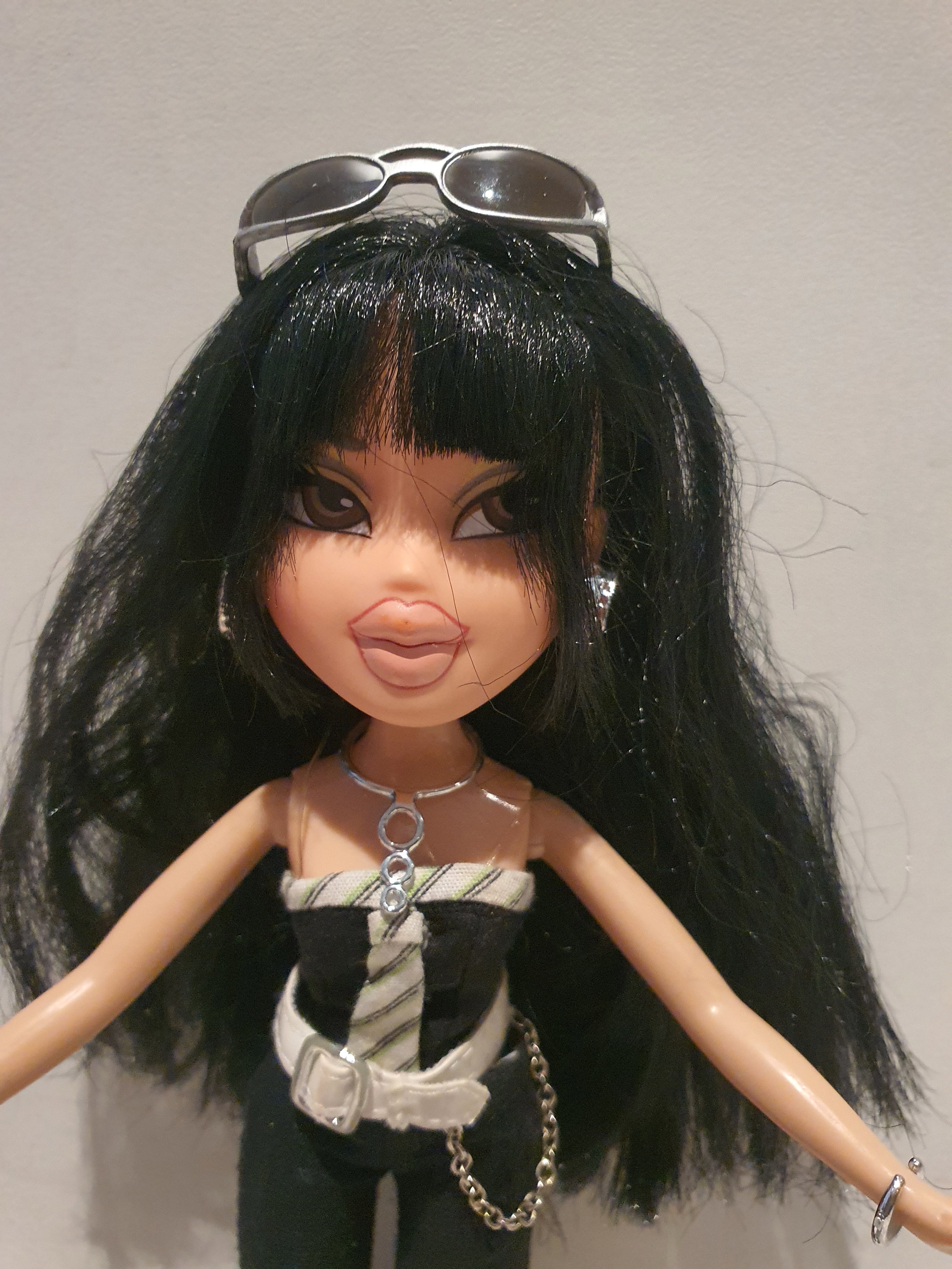 Bratz Flashback Fever Jade – Poupée avec tenue et accessoires