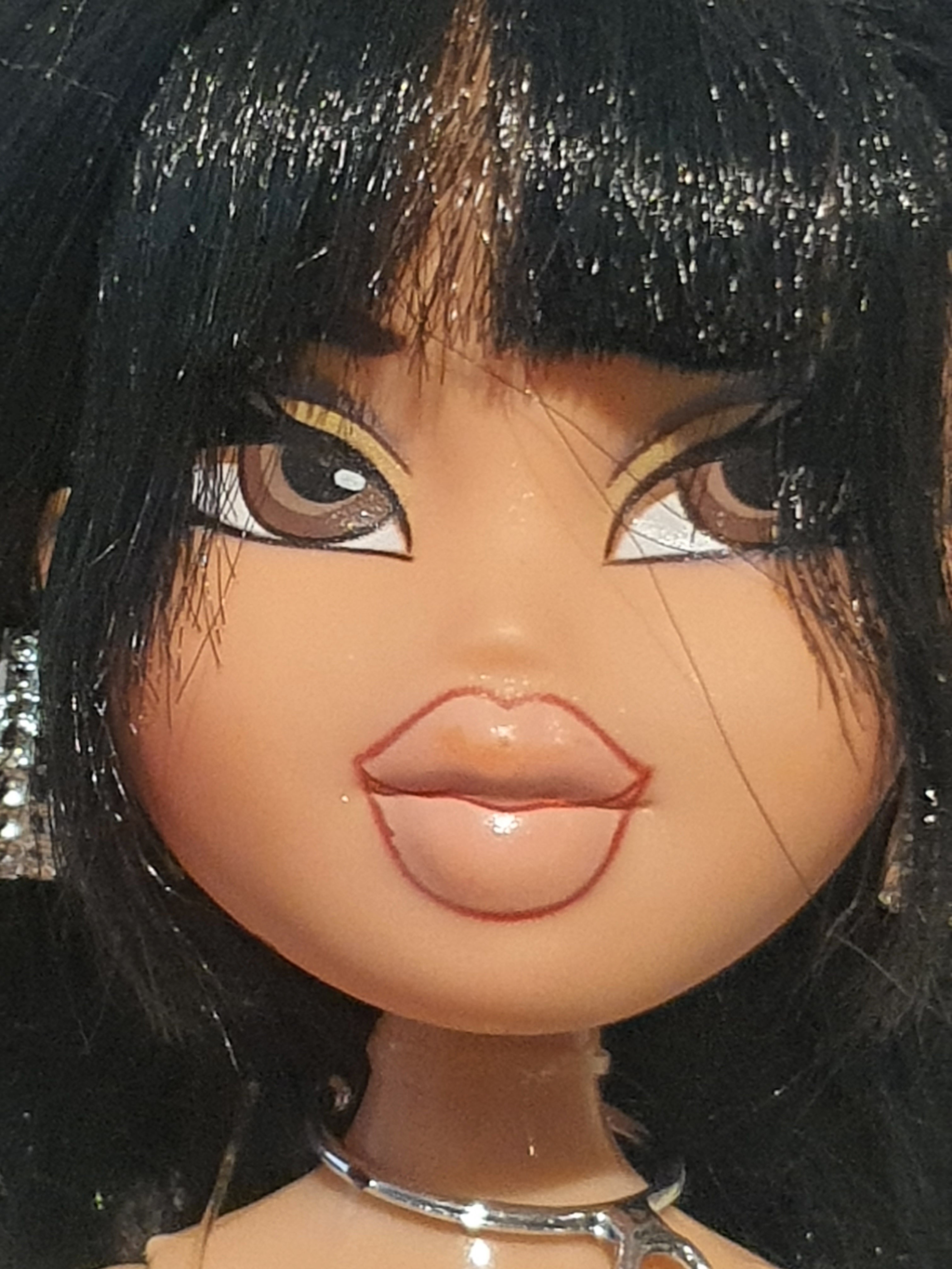Bratz Flashback Fever Jade – Poupée avec tenue et accessoires