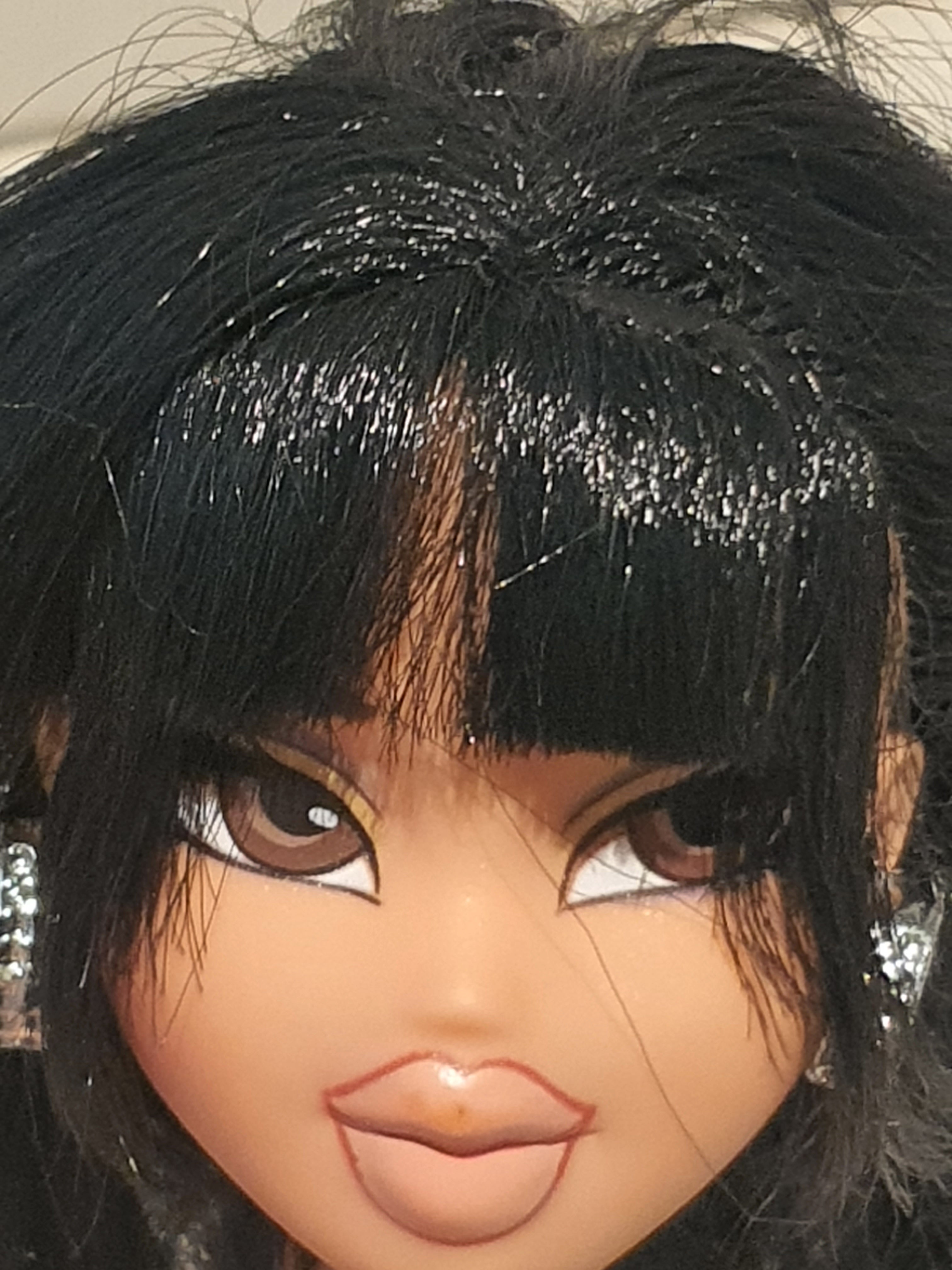 Bratz Flashback Fever Jade – Poupée avec tenue et accessoires