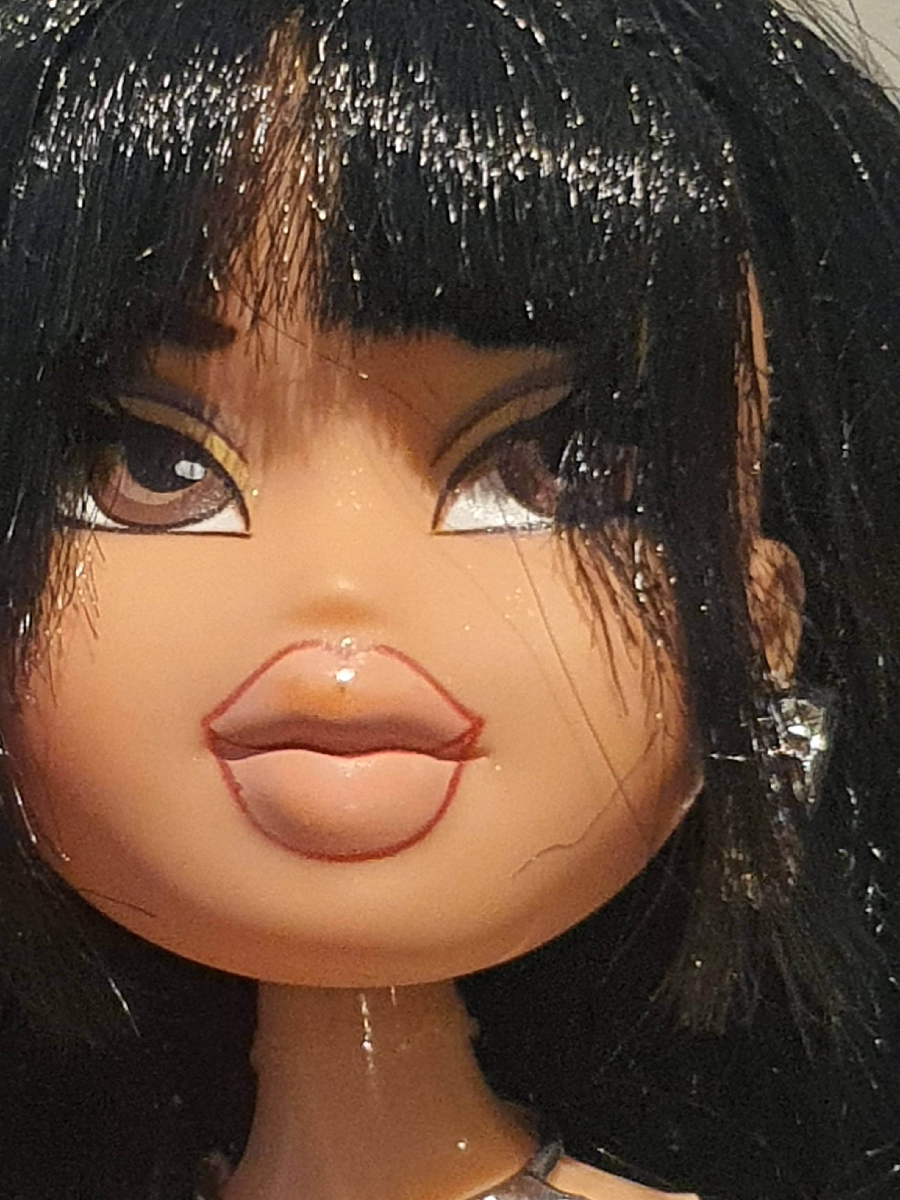 Bratz Flashback Fever Jade – Poupée avec tenue et accessoires