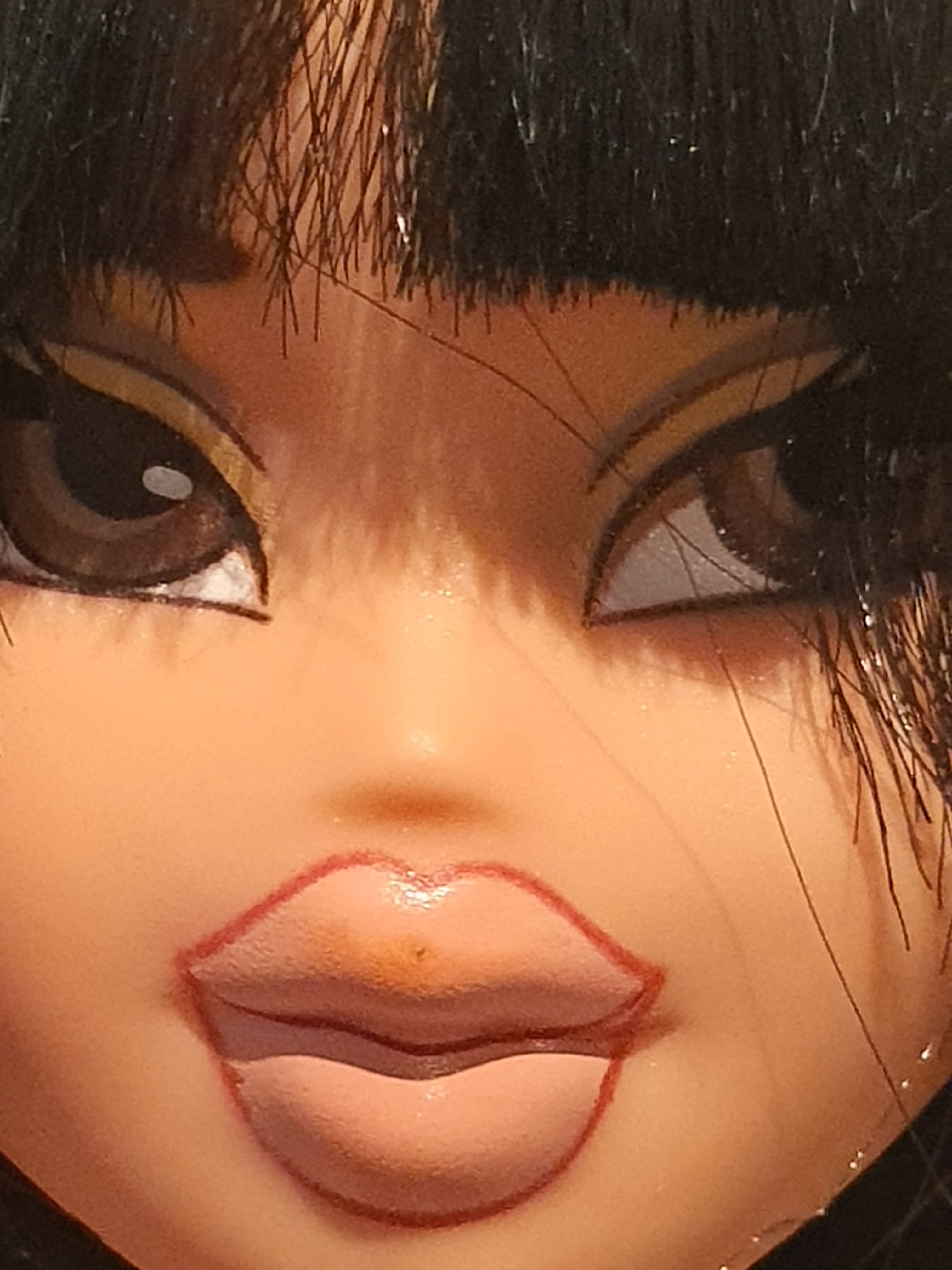 Bratz Flashback Fever Jade – Poupée avec tenue et accessoires