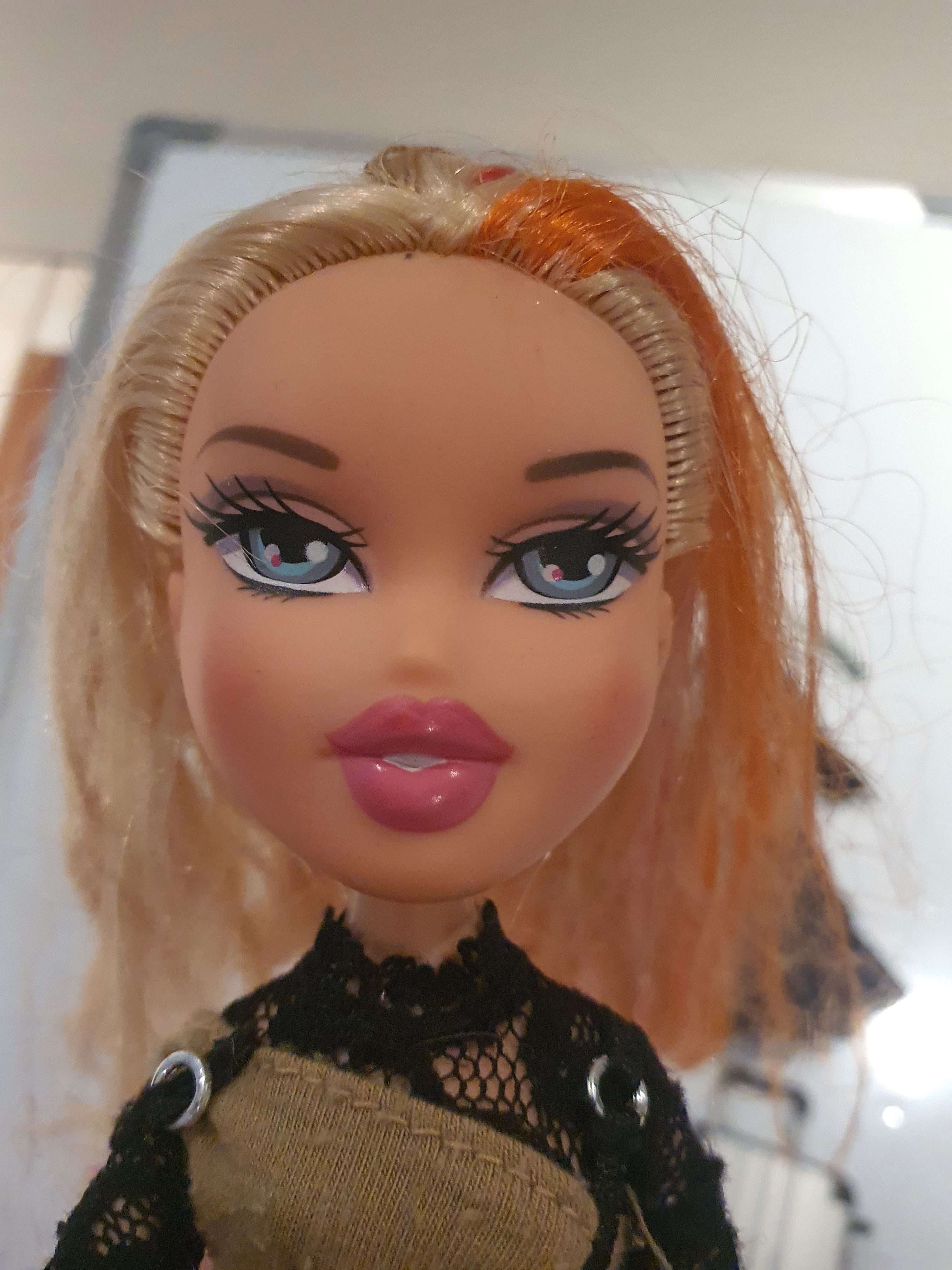 Bratz Cloe Tokyo A Go-Go - Doll with Clothes and Accessories