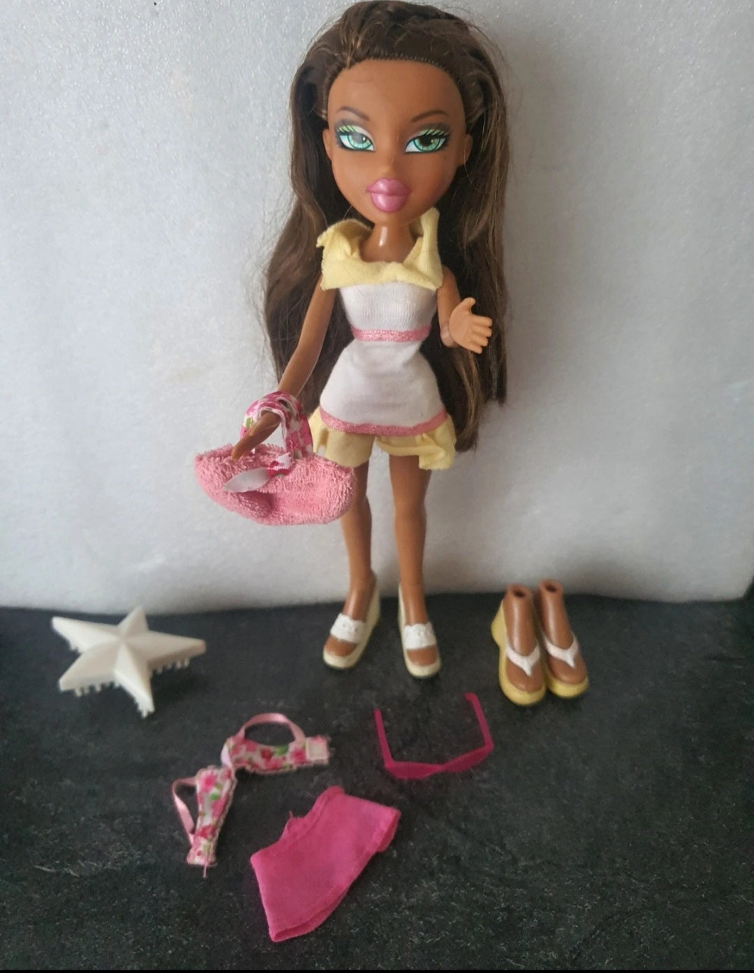 Bratz Yasmin Spring Break – Poupée avec accessoires 🌴☀️
