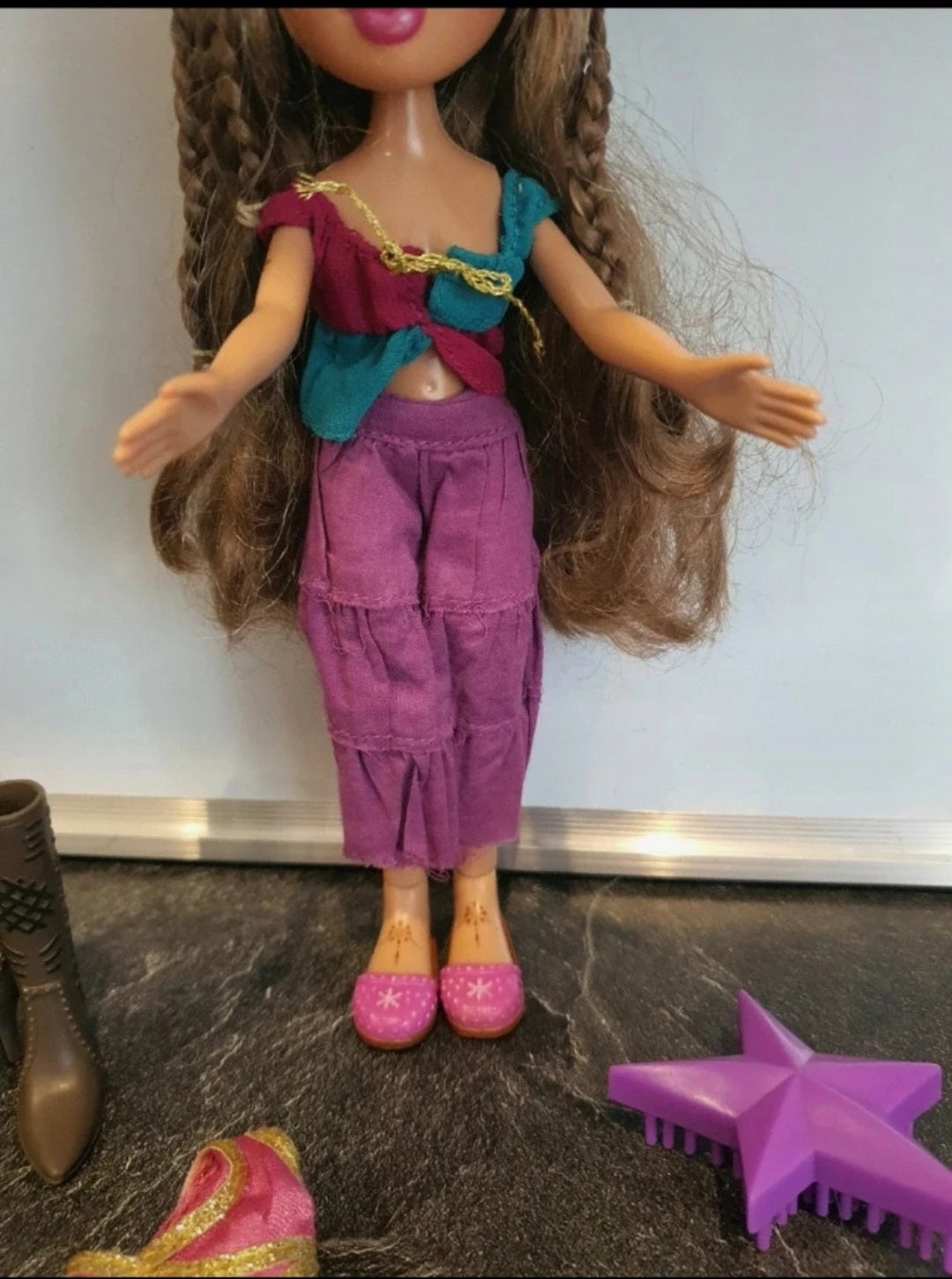 Bratz Yasmin Genie – Poupée avec deux tenues et accessoires ✨