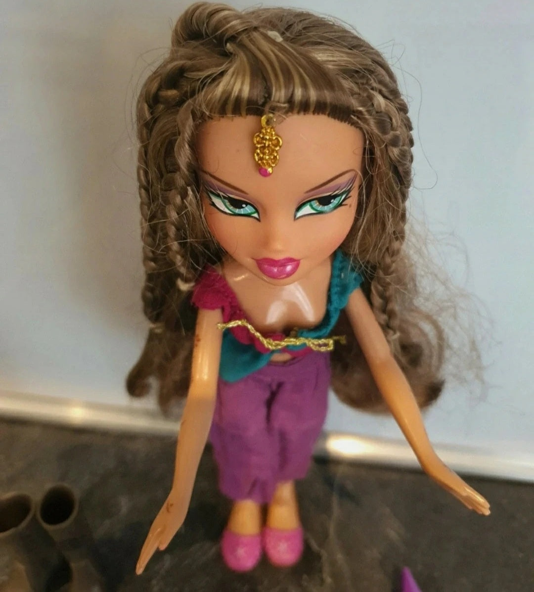 Bratz Yasmin Genie – Poupée avec deux tenues et accessoires ✨