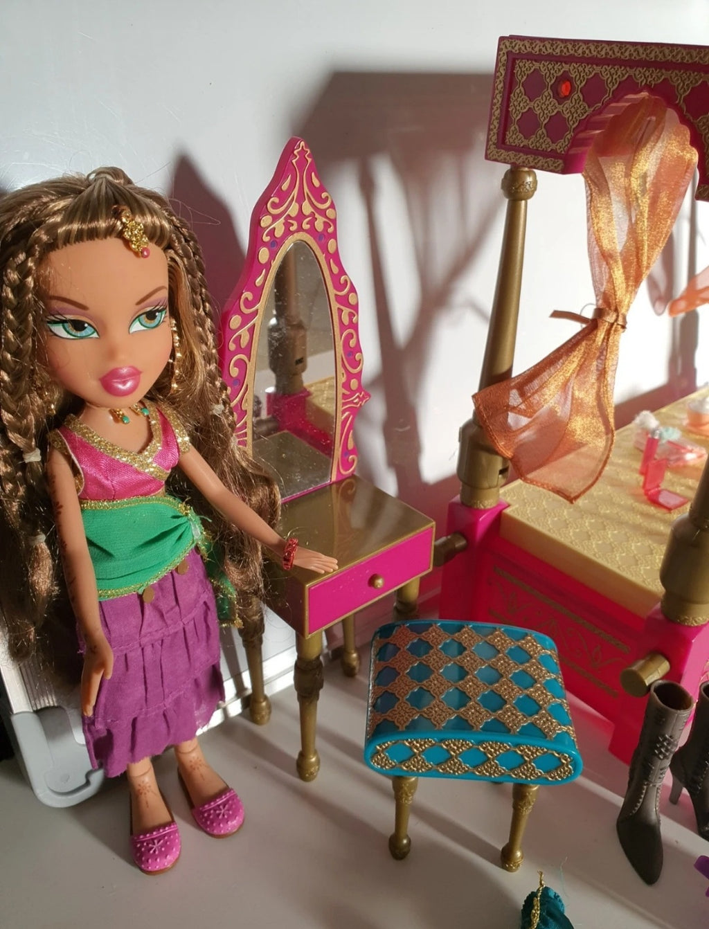 Bratz Yasmin Genie avec chambre / Vanity Genie MGA.