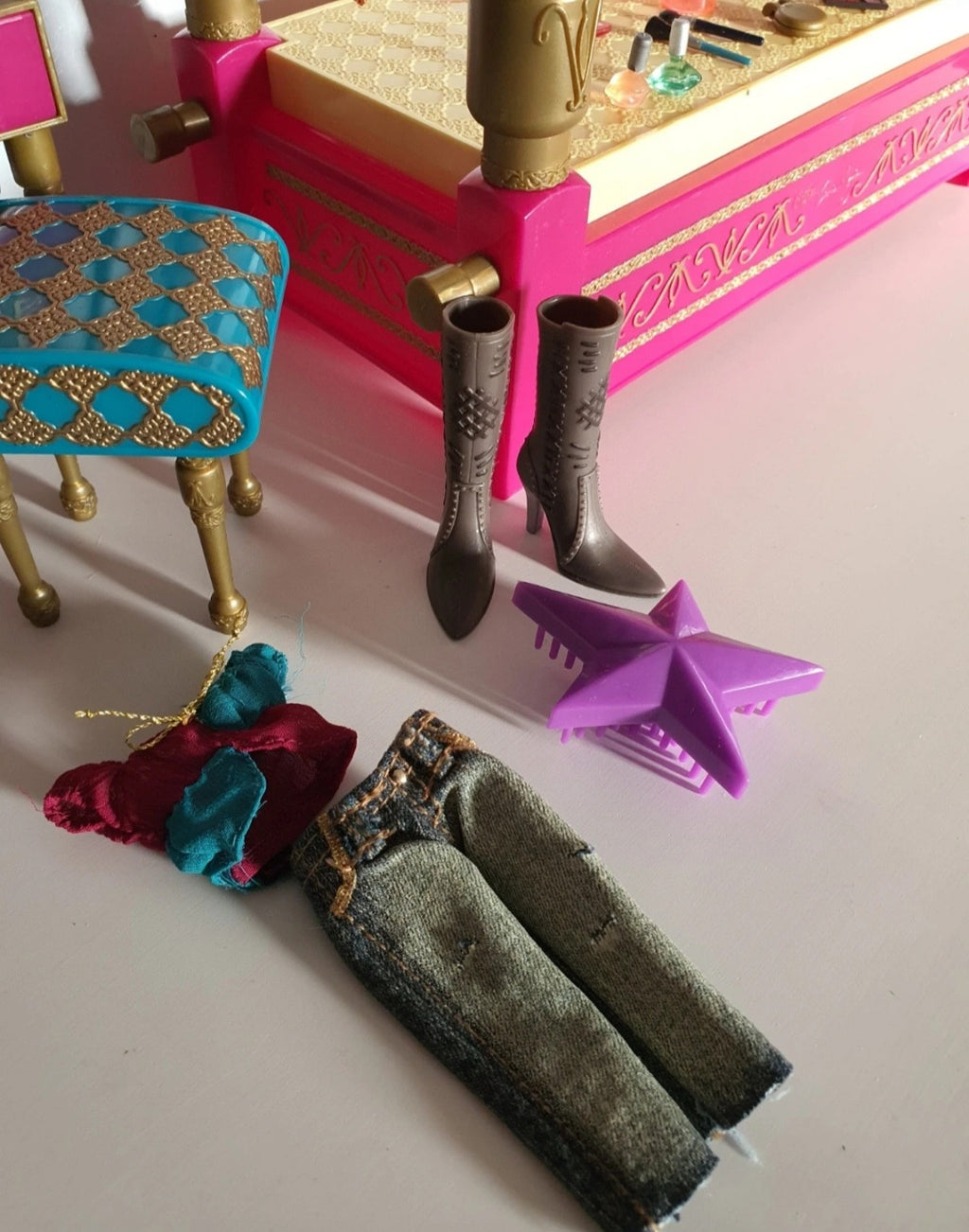Bratz Yasmin Genie avec chambre / Vanity Genie MGA.