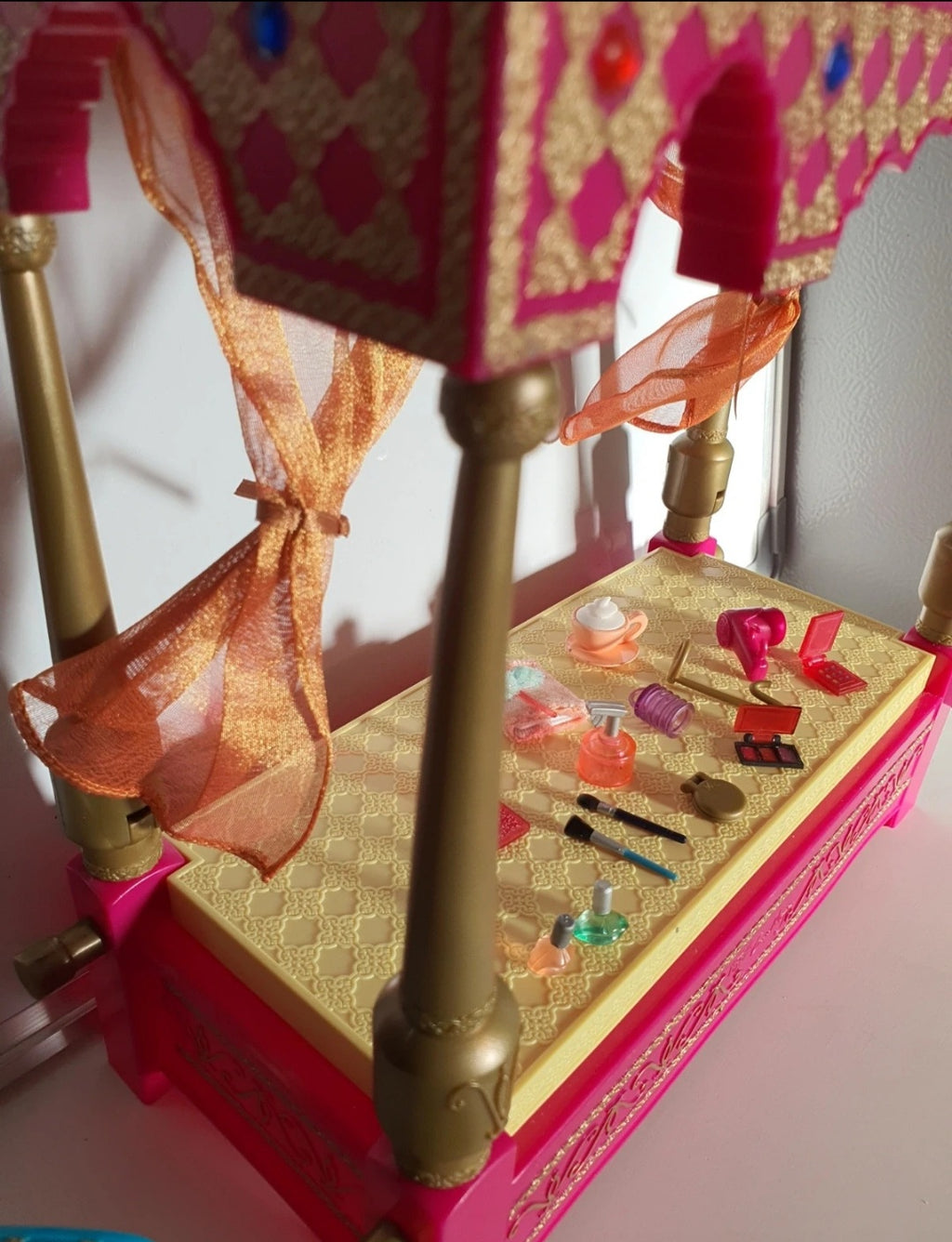 Bratz Yasmin Genie avec chambre / Vanity Genie MGA.
