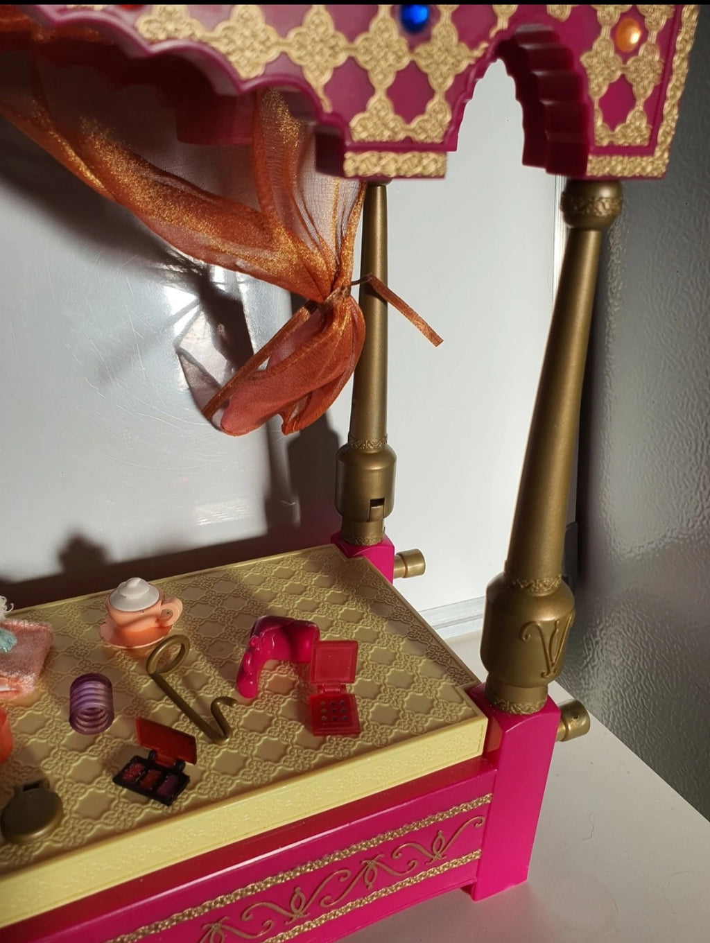 Bratz Yasmin Genie avec chambre / Vanity Genie MGA.