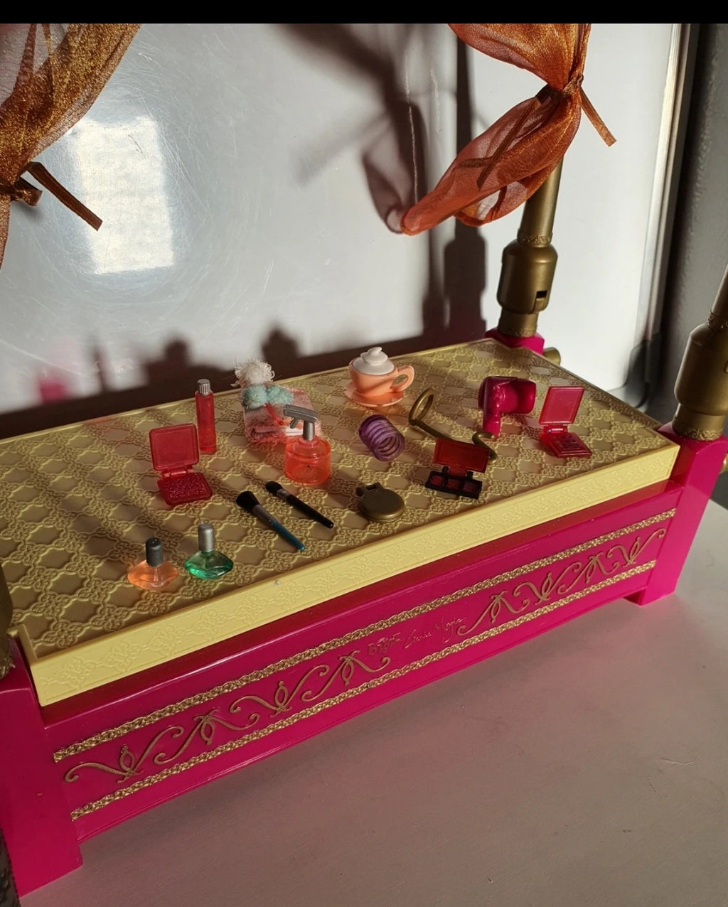 Bratz Yasmin Genie avec chambre / Vanity Genie MGA.