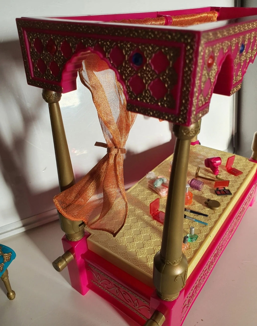 Bratz Yasmin Genie avec chambre / Vanity Genie MGA.