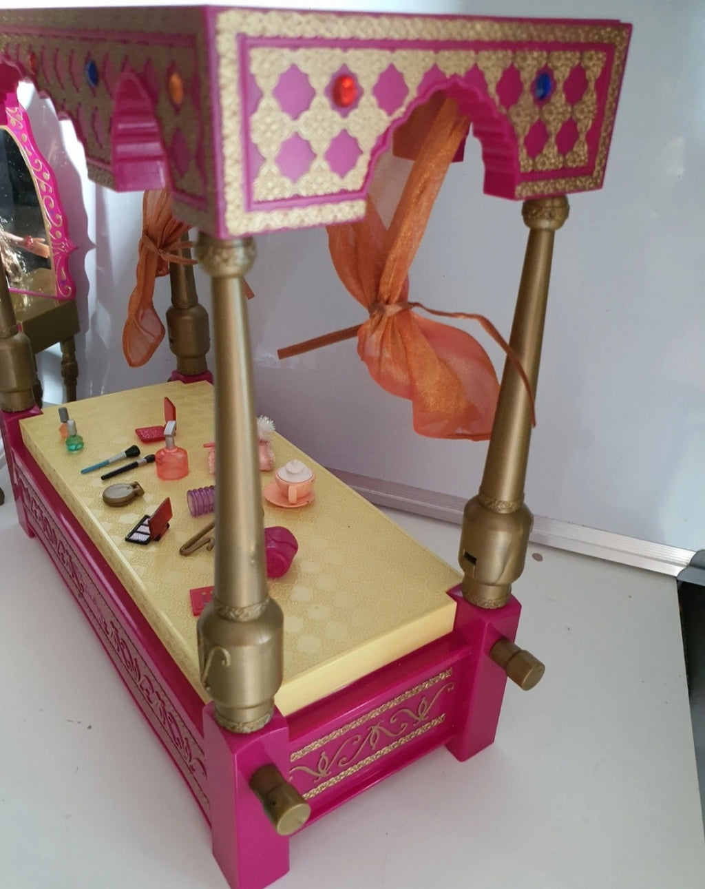 Bratz Yasmin Genie avec chambre / Vanity Genie MGA.