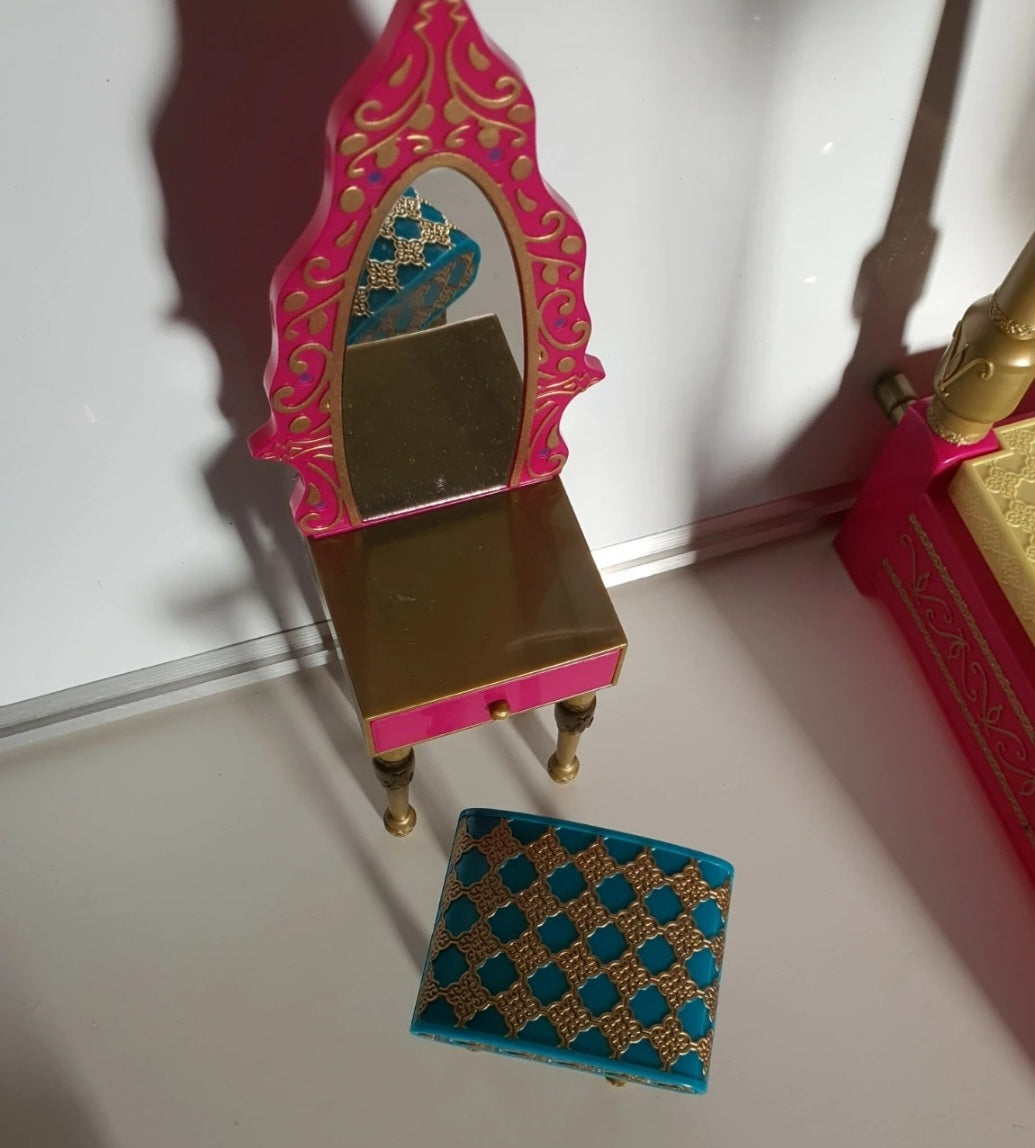 Bratz Yasmin Genie avec chambre / Vanity Genie MGA.